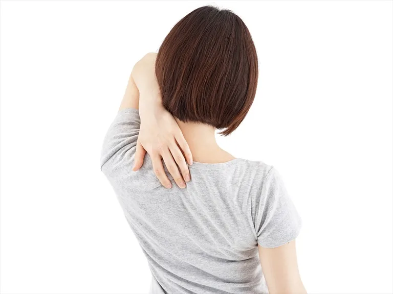 肩甲骨まわりの張りが気になる女性のお悩みイメージ